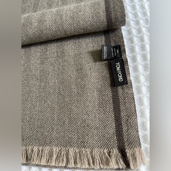 TOM FORD scarf in 16.5-micron wool herringbone is a great choice. Greyish Brown - Picture 3 of 7